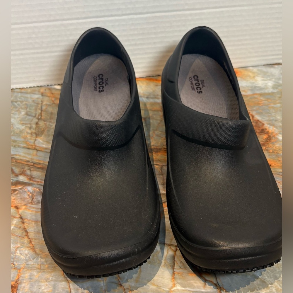 Crocs Dual Comfort Clogs Women’s Size 6 Black Slip Resistant Work Shoes Slip on